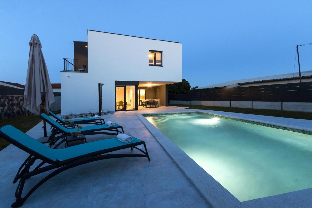 Modern 3-Bedroom Villa With A Private Pool PUY Eksteriør bilde