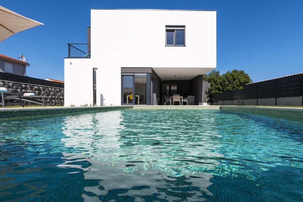 Modern 3-Bedroom Villa With A Private Pool PUY Eksteriør bilde